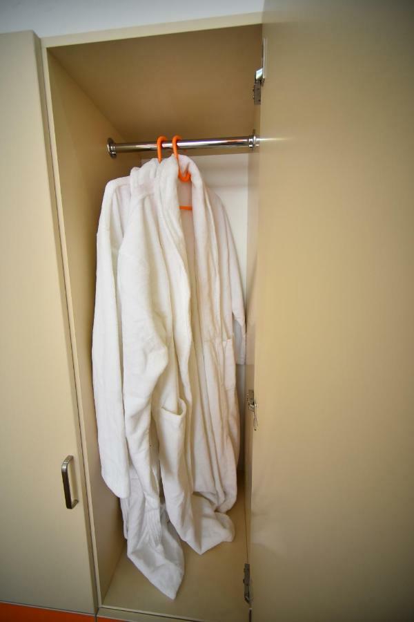 Orange Home Hotel 巴统 外观 照片